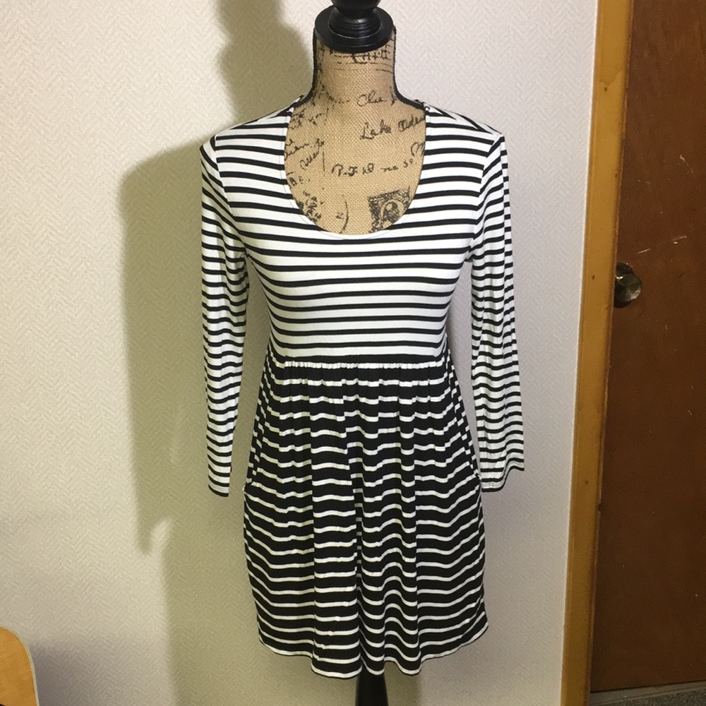 Soma Luxuriously Soft Dress size Small w/pockets